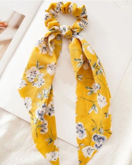 Scrunchi med et lille tørklæde - gul med hvide blomster